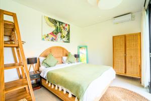 The Orange Sky - Stylish 3BR Pool Villa, Minutes to Canggu