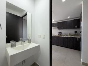 Suite Elegante con Vistas a la Ciudad y estacionamiento