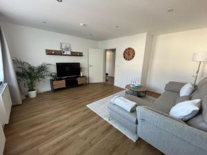 Neue, sanierte, zentrale, helle TOP Wohnung