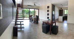 The Riverfront Mini Mansion, 4 Bedrooms & VIP Suite, Near City Center