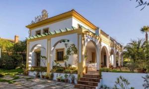 Detached villa with pool in Seville