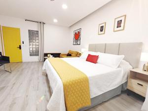 MaiaHome Conchita Chic Condesa Studio King Bed