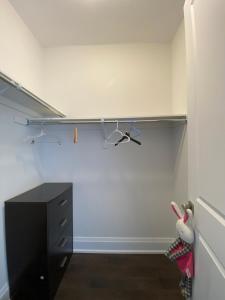 B-Queen bedroom near Yonge-Finch - Willowdale Grand Residence