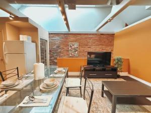 Downtown King Mstr Brdm w TV-Desk-Balcony-Near TTC