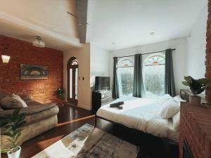 Downtown King Mstr Brdm w TV-Desk-Balcony-Near TTC