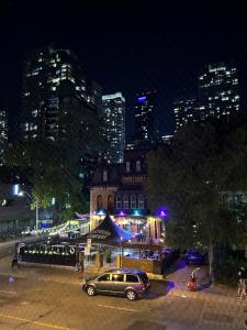 Downtown King Mstr Brdm w TV-Desk-Balcony-Near TTC