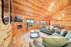 Sleeps 14! Pool, Mini Golf, Theater & Hot Tub