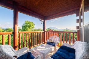 Sleeps 14! Pool, Mini Golf, Theater & Hot Tub