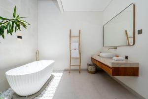 Villa Iris by Elysian - Brand New Luxury 1BR Villa with Pool