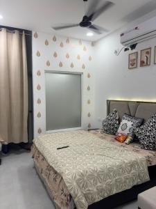 Flat in Noida near gaur mall