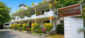 Airport Grand Holiday Home