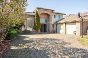 Private 2 bedroom Suite in a House, Free Parking, 15 Min YVR