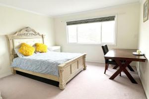 Private 2 bedroom Suite in a House, Free Parking, 15 Min YVR