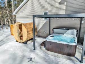 Pocono Oasis - Private Cinema, Sauna and Hot Tub