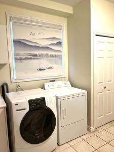 Private 2 bedroom Suite in a House, Free Parking, 15 Min YVR