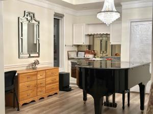 Private 2 bedroom Suite in a House, Free Parking, 15 Min YVR