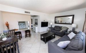 Scottsdales premium short term getaway, Fully furnished 1 bedroom homes, FREE Golf, cable, utilities, Wi-Fi, parking, pool, and bike trails- Unit 112 apts