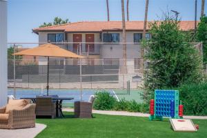 Scottsdales premium short term getaway, Fully furnished 1 bedroom homes, FREE Golf, cable, utilities, Wi-Fi, parking, pool, and bike trails- Unit 112 apts