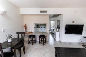 204 Fully Furnished 1BR Suite-Prime Location