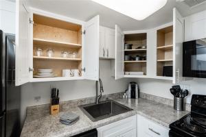 204 Fully Furnished 1BR Suite-Prime Location