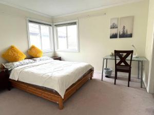 Private 2 bedroom Suite in a House, Free Parking, 15 Min YVR