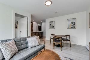 High End Living in Spacious Downtown Apartment