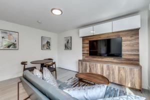 High End Living in Spacious Downtown Apartment