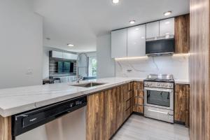 High End Living in Spacious Downtown Apartment