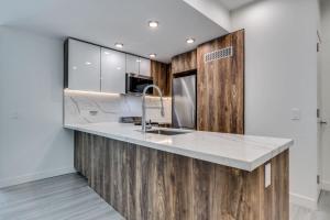 High End Living in Spacious Downtown Apartment