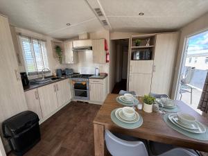 Sunnymede D11 - Fantasy Island with HOT TUB - pet friendly, WiFi - Ingoldmells - Meadow Lakes Caravan & Lodge Hire