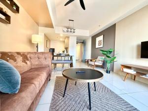 Tropicana 218 Macalister #Seaview #Modern Retro #Infinity Pool #Georgetown #7pax #3BR 2bath #1King 2Queen 1Single #Quality well maintained #Private host