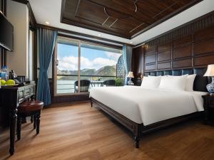 La Casta Regal Premium Lan Ha Bay Cruise, Private Luxury Balcony and Bathtub Suites Experience