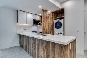 Luxury 2BR Walk to Everything Downtown