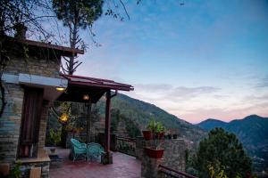 Flame of the Forest by Levitate - Luxury Two-Bedroom Chalet with Balcony Top Valley View & Fully Equipped Kitchen