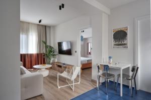 Modern 2BD Apartment Steps Away from Acropolis by Lumen Living