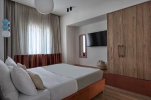 Modern 2BD Apartment Steps Away from Acropolis by Lumen Living