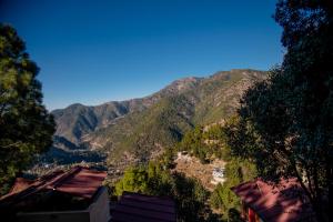 Song of the Cicadas by Levitate - Cosy Double Bedroom Cottage Valley View & Private Kitchen