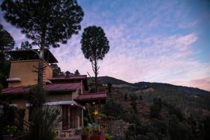 Flame of the Forest by Levitate - Luxury Two-Bedroom Chalet with Balcony Top Valley View & Fully Equipped Kitchen