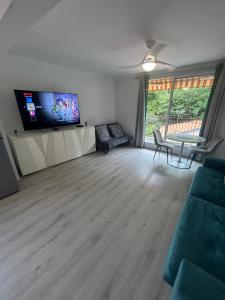 Grand Studio 4 couchages Gare routière et train station Plages et Casino à pied Nespresso Netflix fast Wifi