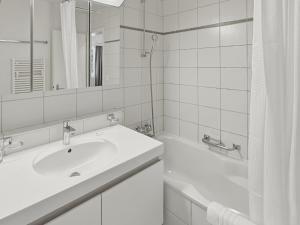 Beautiful, quite and very central 2 bedroom flat (Sky6)