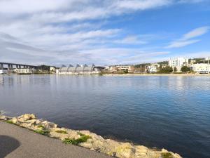 Grand et traversant, vue sur canal