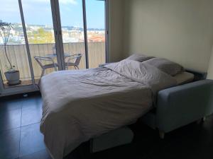 Grand et traversant, vue sur canal