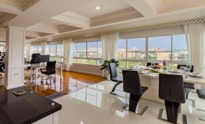 Sky Living Penthouse with Mountain Views and Rooftop