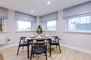 Stylish 2-Bed 2-Bath Apartment – Leeds City Centre