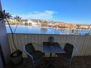 Grand et traversant, vue sur canal