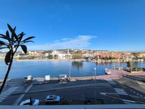 Grand et traversant, vue sur canal