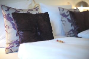 DAS KLEINE HOTEL IPHOFEN, Frühstückszauber, no waste, nachhaltig, nahe aller Weingüter, KNAUF GIPS KG und ConneKT, kleines Secret mit Garten & Terrassen, TV mirrorring, 55" TV, fine dining, Hunde willkommen
