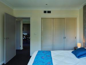 Modern Nomads Spacious & Central Apt with King Beds & Balcony