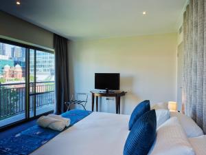 Modern Nomads Spacious & Central Apt with King Beds & Balcony