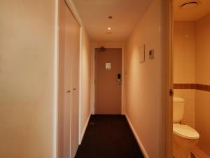Modern Nomads Spacious & Central Apt with King Beds & Balcony